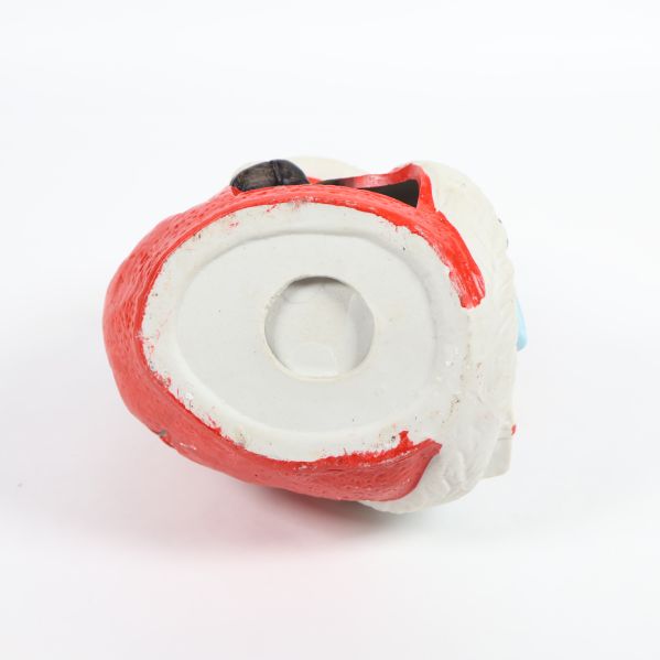 Undersidan av tomtefigur i rött och vitt