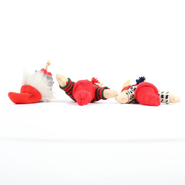 Juldekorationerna visade från sidan med röda mössor