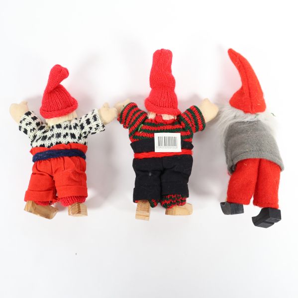 Julfigurer bakifrån med randiga och gråa tröjor