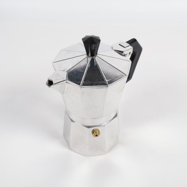 Espressobryggare med svart handtag och knopp framifrån