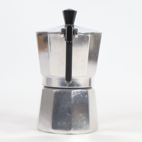 Espressobryggare fotograferad bakifrån med handtag i fokus