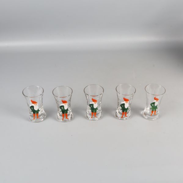 Fem snapsglas med tomtemotiv sedd ovanifrån
