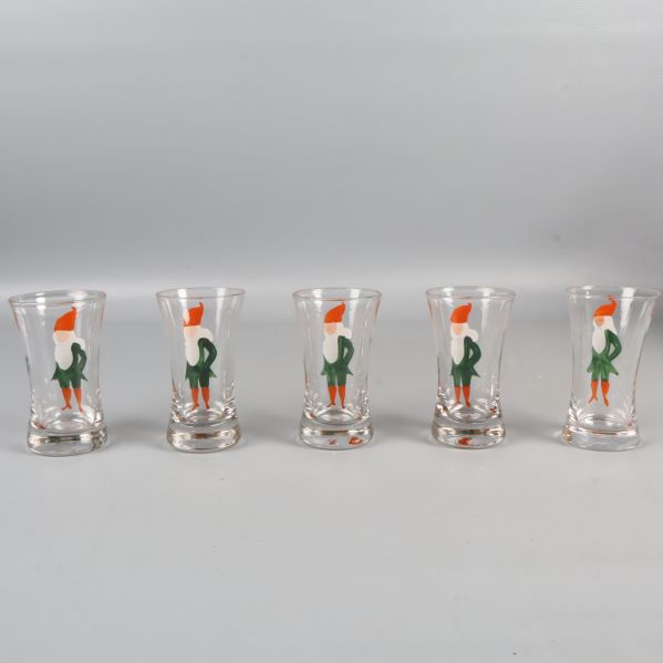 Närbild på fem snapsglas med tomtemotiv