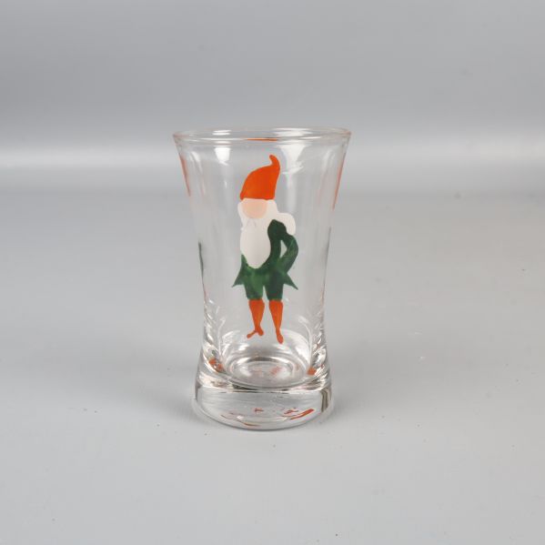 Snapsglas med tomtemotiv sedd lite från sidan