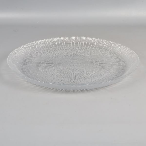 Närbild på räfflad stor tallrik av glas