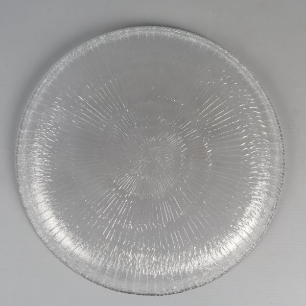 Toppsikt på räfflad transparent tallrik