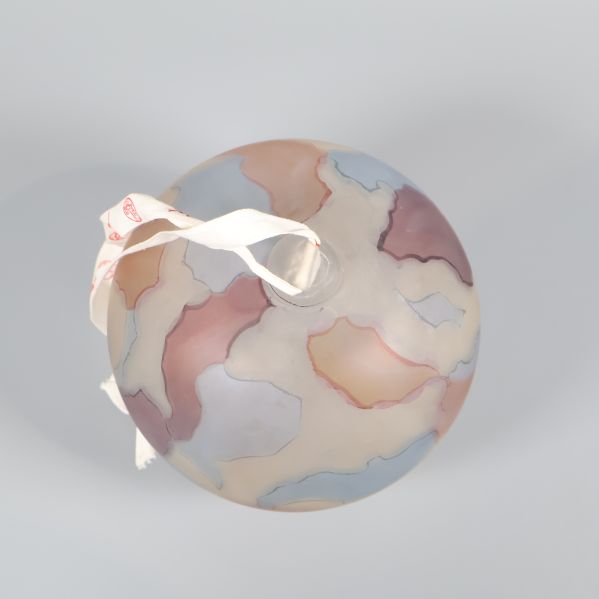 Glaskula sedd ovanifrån med dekorativt band