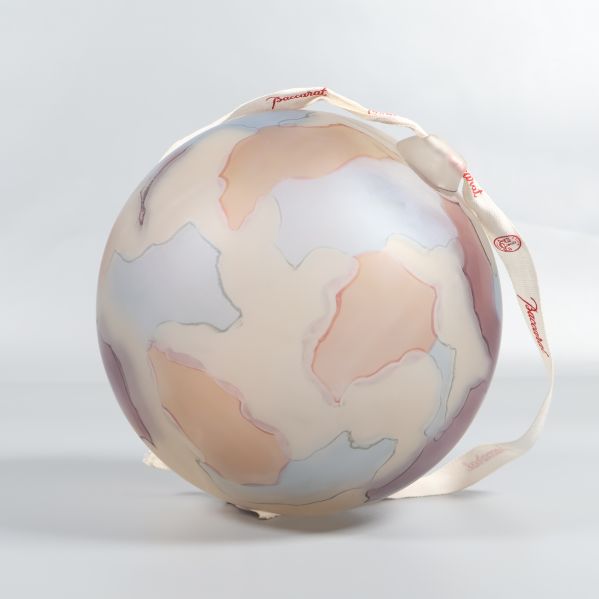 Hel glaskula med mjuka färgskiftningar