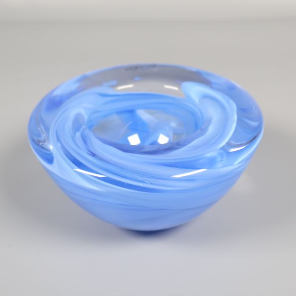 Närbild på blå ljusstake med virvlande glasdetaljer