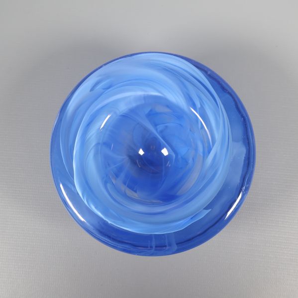 Blå glasljusstake sedd rakt uppifrån med spiraldesign