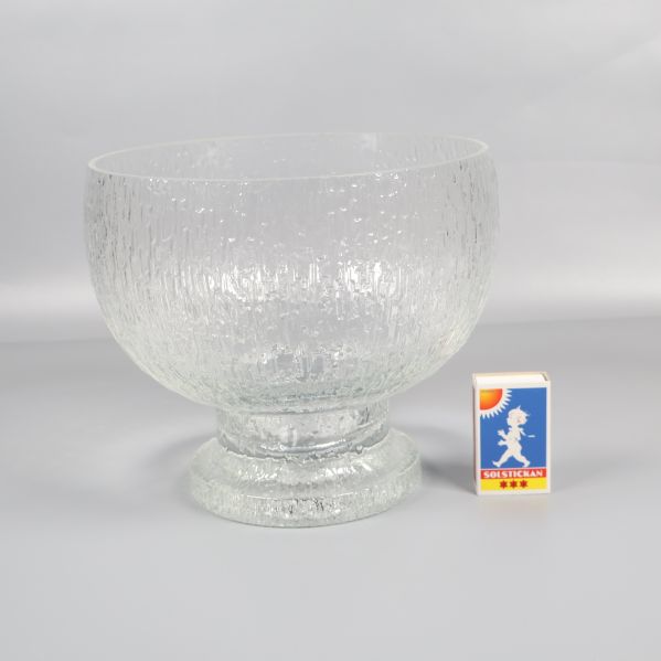 Glasskål bredvid tändsticksask för storleksjämförelse