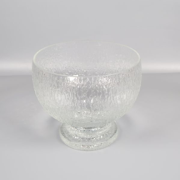 Glasskål sedd snett framifrån med synlig struktur