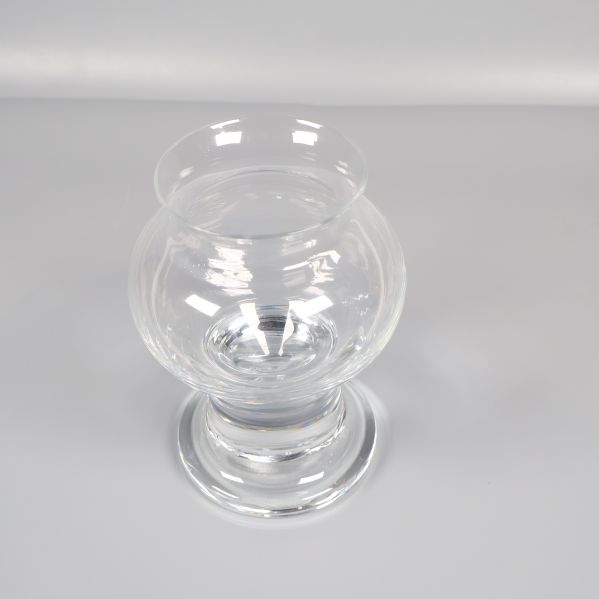 Glasljusstake med rundad kupa och bred fot på vit bakgrund