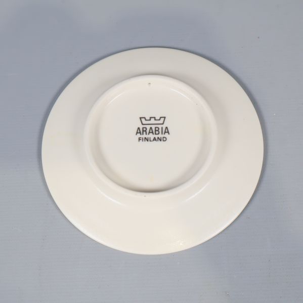 Baksidan av tallrik med Arabia Finland-stämpel