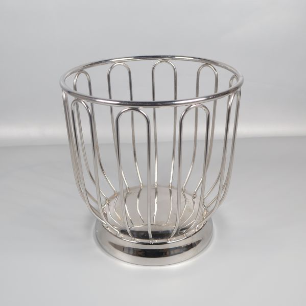Silverfärgad metalltrådkorg med rundad design på vit bakgrund