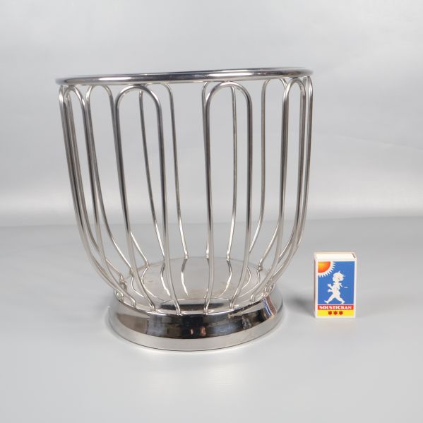 Trådkorg i metall bredvid tändsticksask för storleksjämförelse