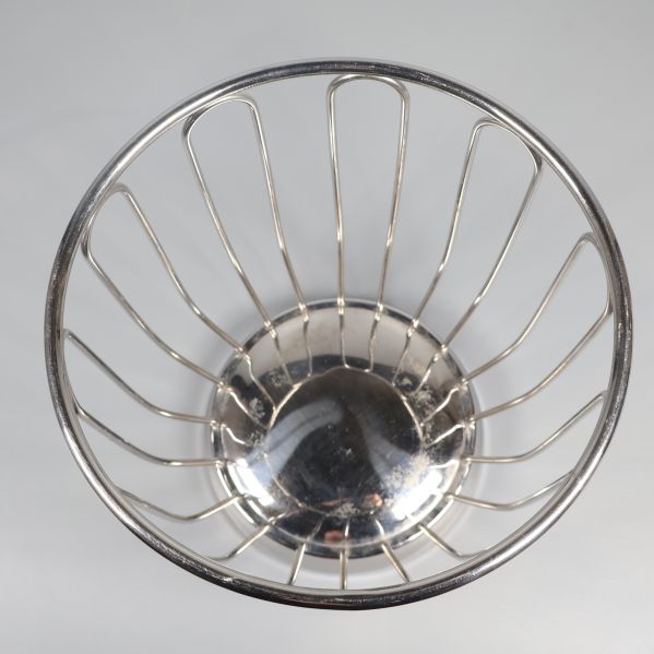 Trådkorg i metall sedd ovanifrån med öppet mönster