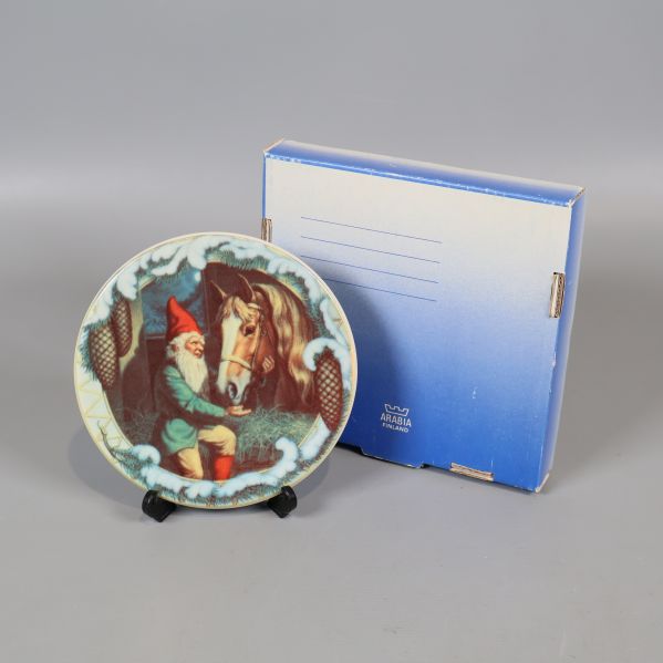 Jultallrik med tomtemotiv och originalkartong bredvid