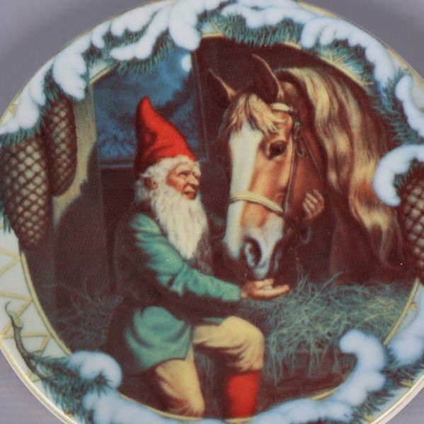 Närbild på färgglatt tomtemotiv med häst på tallriken