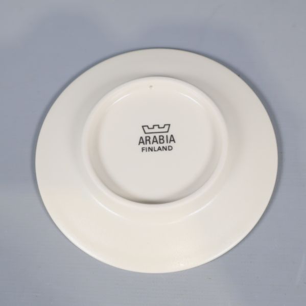 Baksida av tallrik med Arabia Finland-stämpel