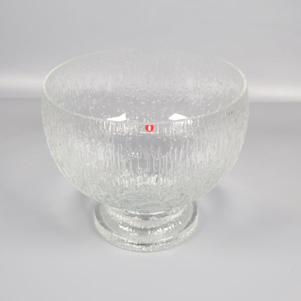 Stor transparent glasskål med tydligt strukturmönster