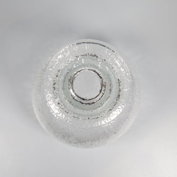 Glasskålens runda botten i närbild