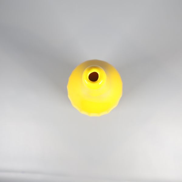 Ovanifrån vy på vasens smala öppning