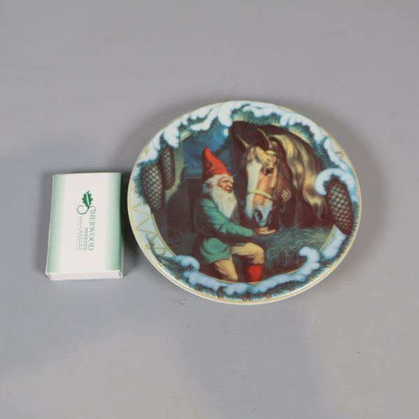 Assiett med tomtemotiv bredvid en tändsticksask