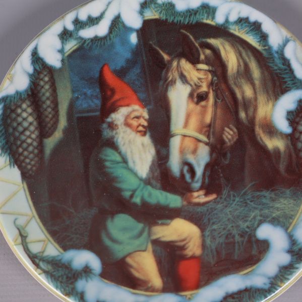 Närbild på jultallrik med tomte och hästmotiv