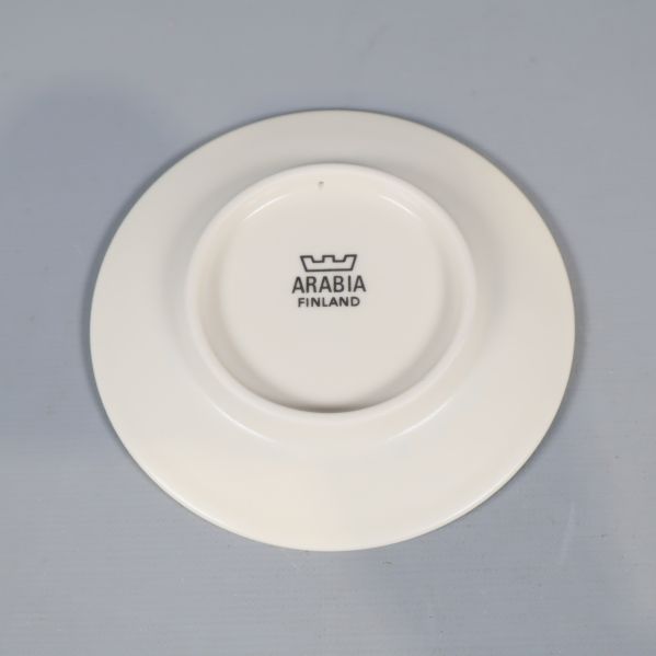 Baksidan av vit jultallrik med Arabia Finland-stämpel