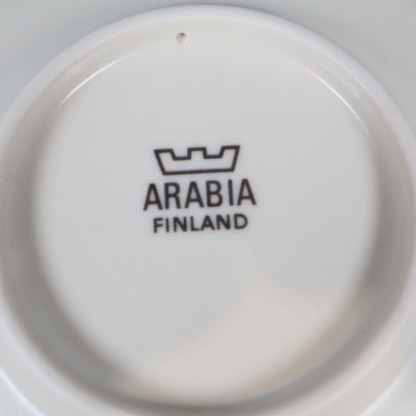 Närbild på Arabia Finland-stämpel under assietten