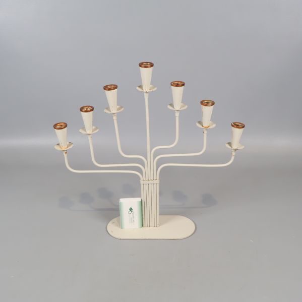 Ljusstake frontvy med sju armar och kopparfärgade ljushållare