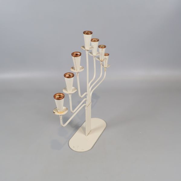 Ljusstaken sedd från högersidan för att visa armarnas form