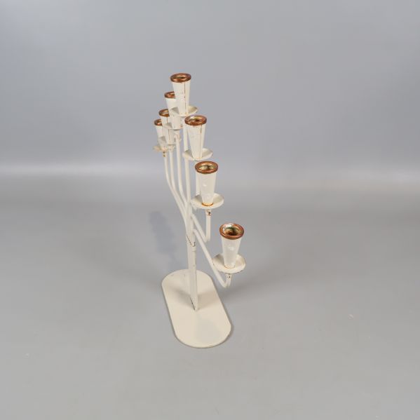 Ljusstaken sedd från vänstersidan visar symmetrisk design