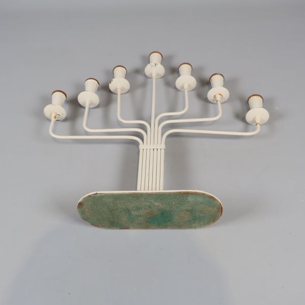 Ljusstake liggande ner så undersidan och basen syns tydligt