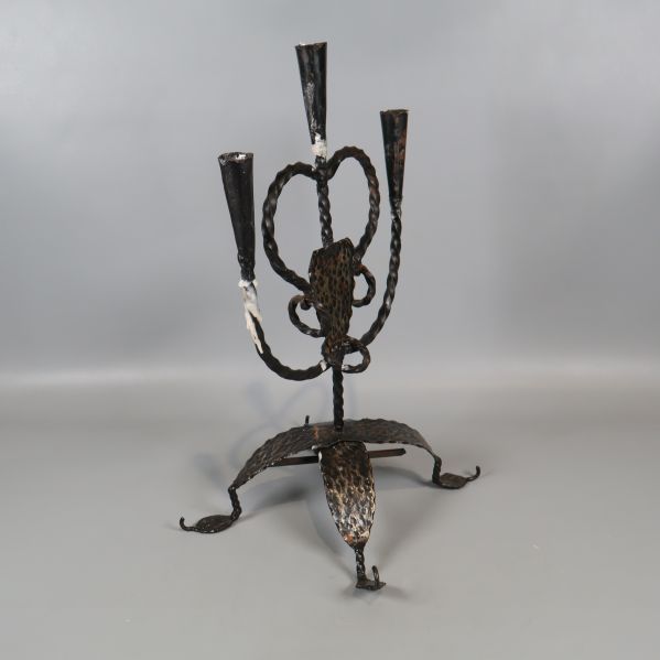 Ljusstake från sidan visar böjda armar och detaljer