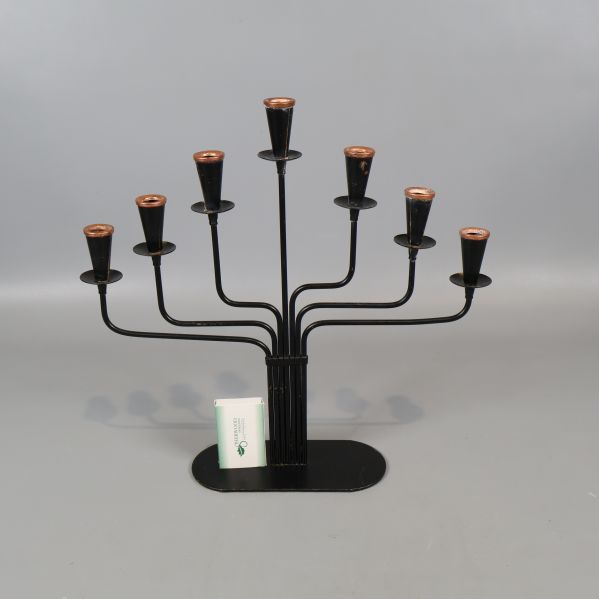 Ljusstaken framifrån med sju armar och tändsticksask bredvid