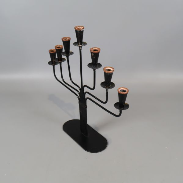 Ljusstaken från sidan där alla hållare syns