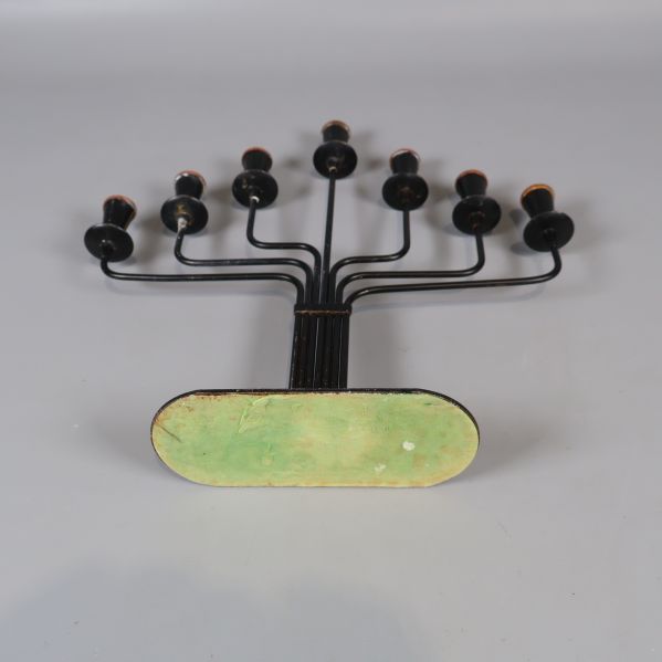 Ljusstakens undersida med grön beläggning