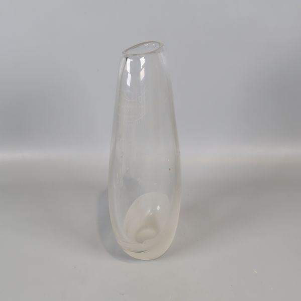 Transparent vas sedd från sidan med asymmetrisk öppning