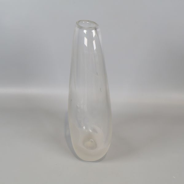 Vasen sedd snett ovanifrån visar dess välvda form