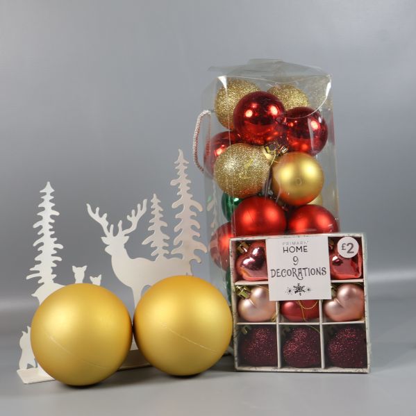 Dekorationsset med stora guldiga julkulor och låda