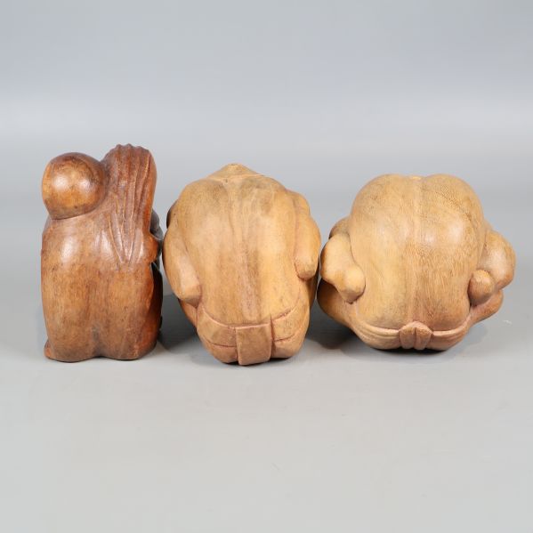 Baksidan av tre träskulpturer i naturträ