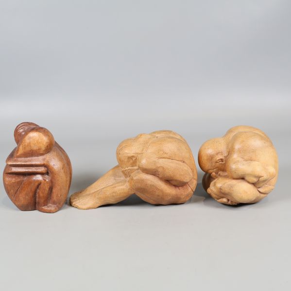 Tre träskulpturer sedda från sidan