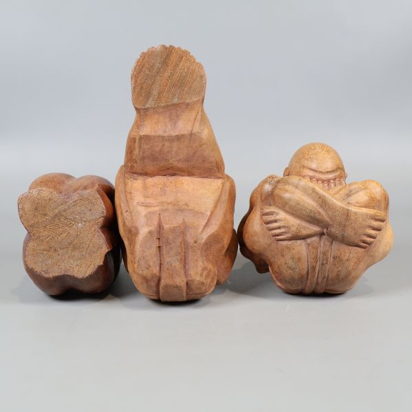 Tre träskulpturer visade underifrån