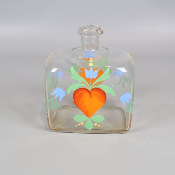 Snapskaraff i glas med målat orange hjärta och blå blommor