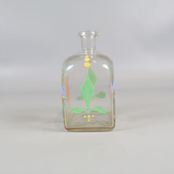 Snapskaraff sedd från sidan, målad dekor synlig