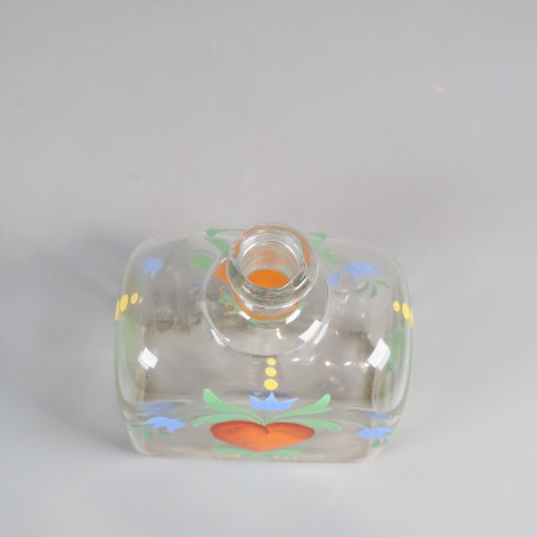 Öppen glaskaraff sedd uppifrån mot halsen