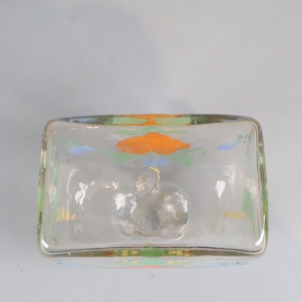 Botten av karaff med målat blommotiv synligt