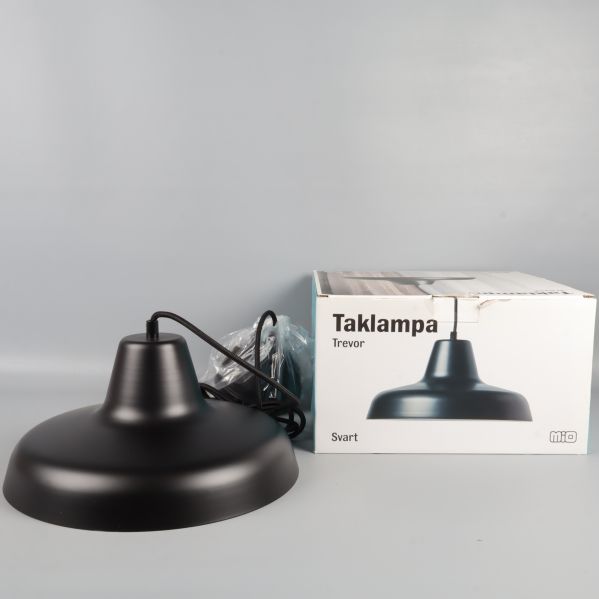 Svart taklampa och originalkartong från sidan